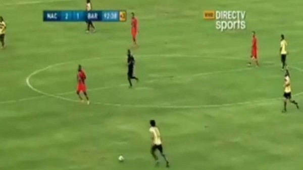 Orta sahadan harika bir gol attı...