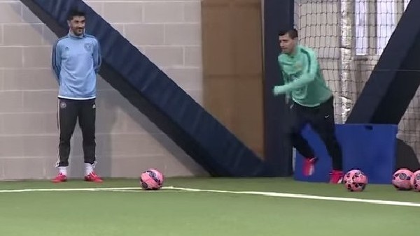 Aguero ve Villa'nın kornerden gol atma yarışı