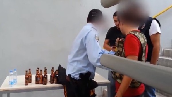 Stada çaktırmadan bira sokmaya çalışan taraftar