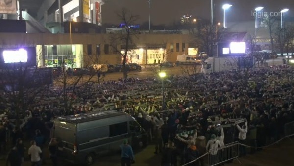 Stada giremediler, dışarıdan tezahürat yaptılar!