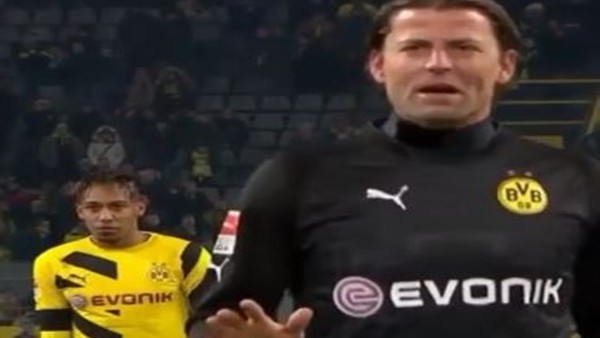 Dortmund taraftarları futbolcuları ıslıkladı