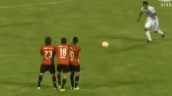 Bu Frikiği Kaleci Sadece İzledi!