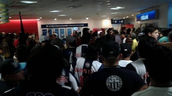 Taraftarlar teknik direktöre saldırdı!