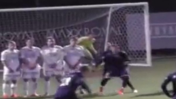 Frikikten muhteşem bir gol kaydetti!