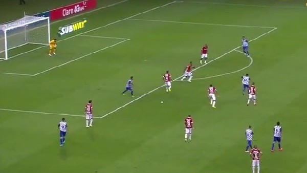 Rafinha'dan çok zeki bir vuruş!