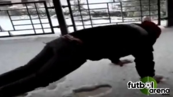 Melo arkadaşına da acımadı! Şınav çektirdi...