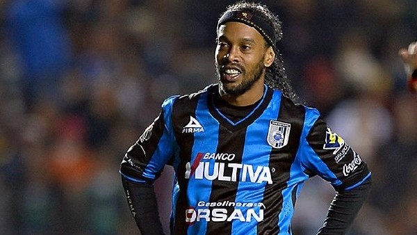 Ronaldinho'nun şapkasını almaya çalıştı!