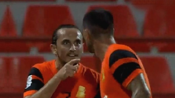 Tuncay Şanlı bu kez frikikten attı...