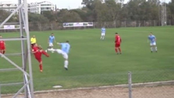 Rakibe Öldüresiye Tekme Attı!