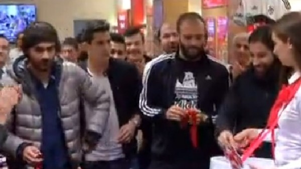 Beşiktaşlı futbolcular mağaza açılışına katıldı
