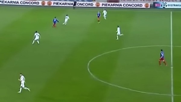 Rakibine Karateci Gibi Daldı!