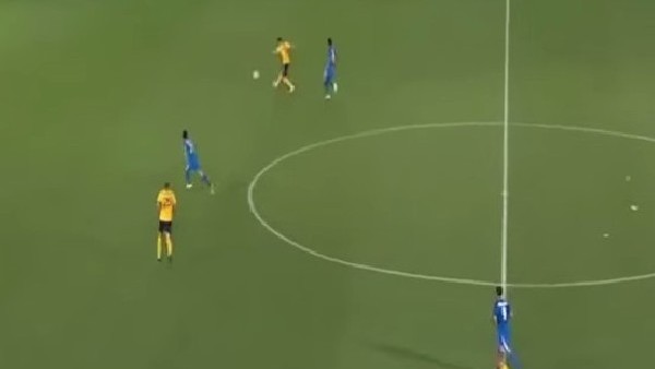 Geri pas vermek isterken kendi kalesine gol attı!