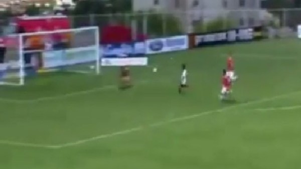 Kaleci golü armağan etti!