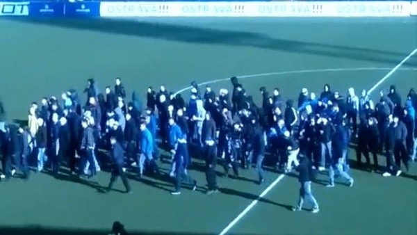 Taraftarlar sahayı bastı...