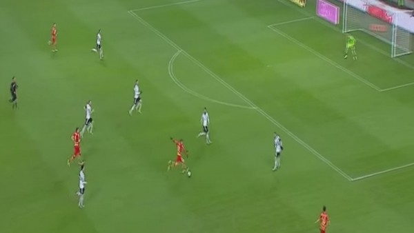 Kaleciyi çaresiz bırakan enfes gol!