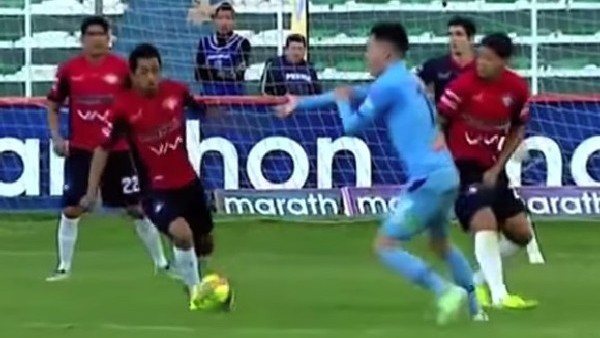 Suratına top çarptı, tepkiyi geç verdi!