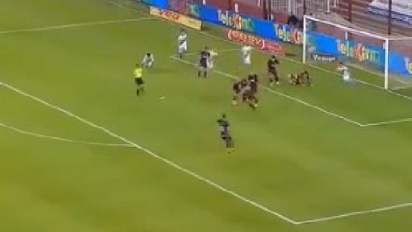 Önce break dans yaptılar, sonra halay çektiler!