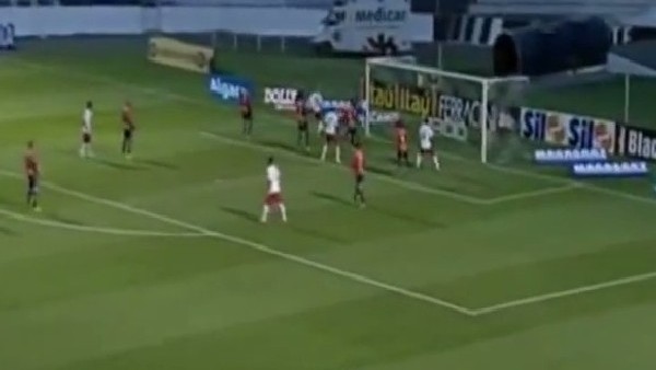 Kaleciyi çok fena avladı!