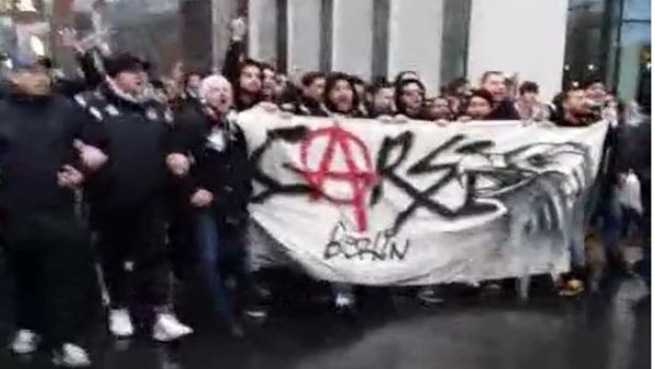 Beşiktaşlı taraftarlar Anfield Road'a doğru yola çıktı