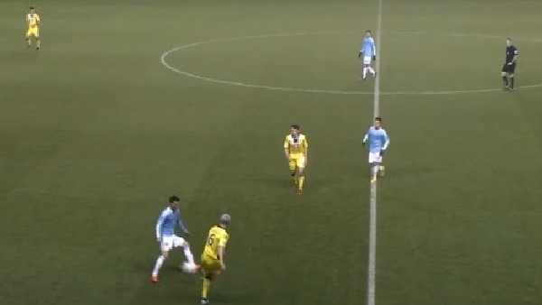 David Villa'ya bacak arası attı, sevinçten çıldırdı!