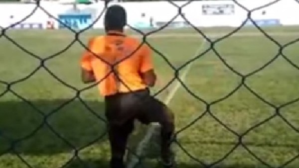 Yan hakem maçı bıraktı, dans etmeye başladı!