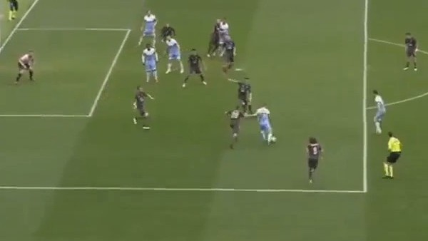 Golü Attı, Yere Kapaklandı!