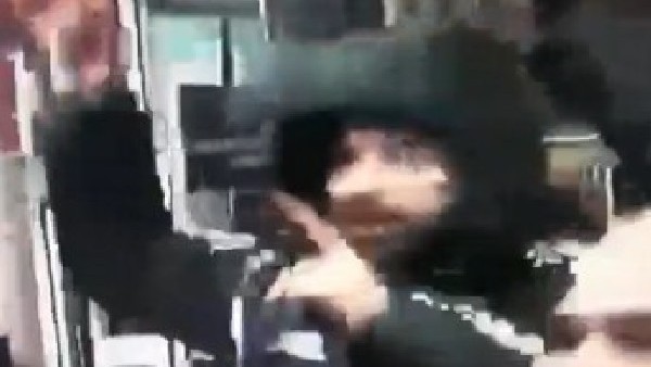 Olcay Şahan, Liverpool sokaklarında üçlü çektirdi