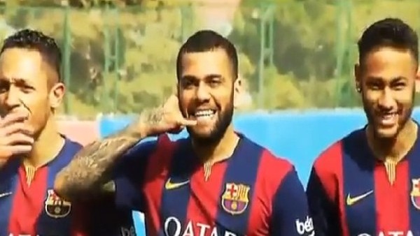 Daniel Alves kendini reklama kaptırdı!
