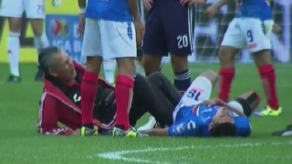 Sağlık görevlisi oyuncuyu sakatlıyordu!