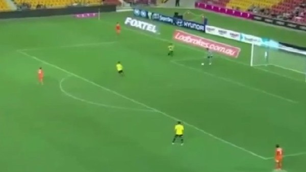 Böylesi daha önce görülmedi! Bilerek kalesine gol attı...
