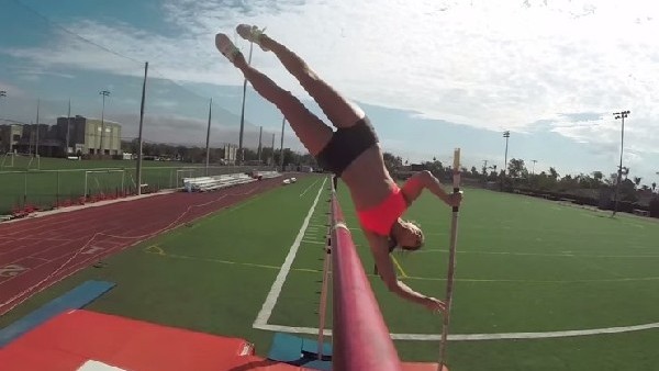 Güzel atlet atlayışının detaylarını sergiledi!