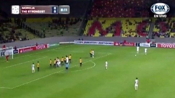 Frikikten kaleciyi çok fena avladı