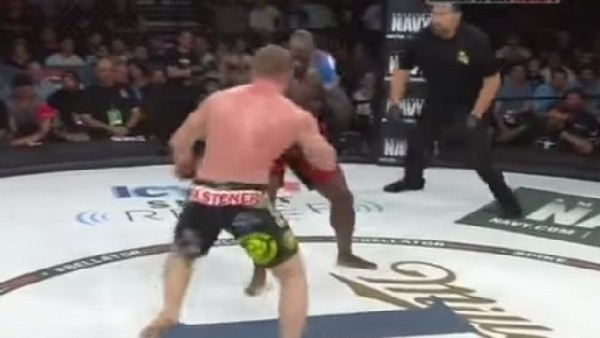 Rakibini bir vuruşta yere serdi!