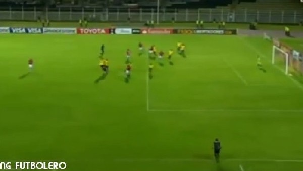 Frikikten süper bir gol attı!