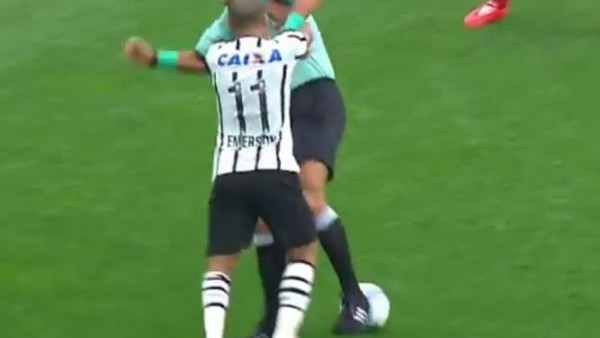 Önüne çıkan hakemi yere serdi