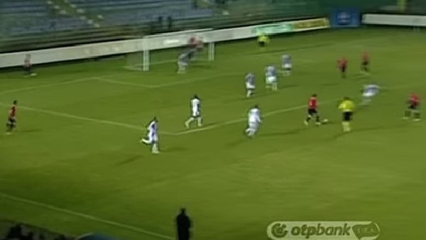 Ceza sahası dışından füze yolladı!