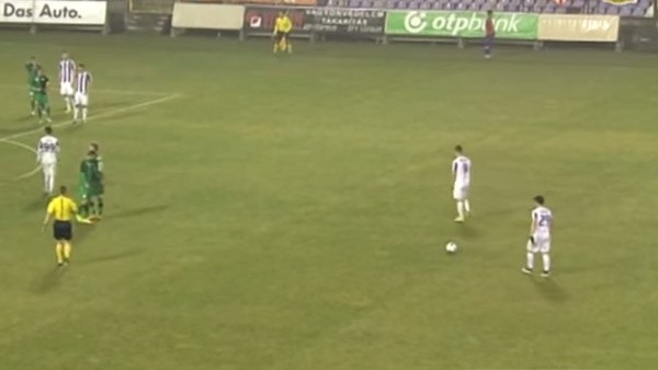 Frikikten kaleciyi fena avladı!