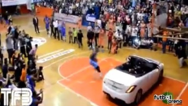 Arabanın üstünden smaç basamayınca...