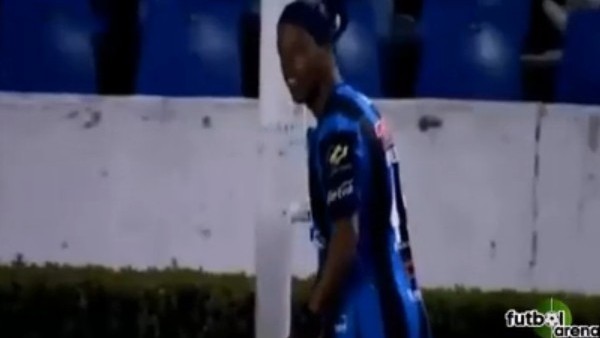 Ronaldinho'dan şık asist