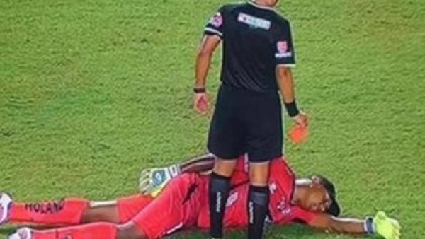 Kırmızı kart görmemek için ölü taklidi yaptı
