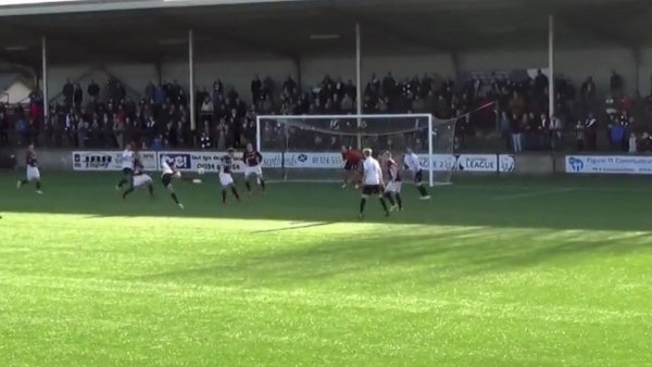 Dönerek voleyi vurdu, tam köşeye yolladı!