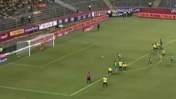 Penaltıyı kurtardı, ölü taklidi yaptı!