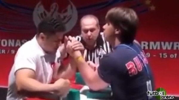 Yenildiği Rus sporcuya atar yapan Türk güreşçi!