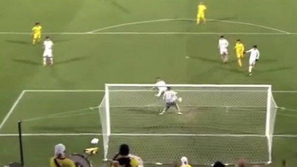 Golü yüzü ile kurtaran kaleci!