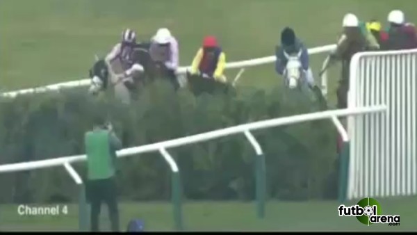 At yarışında feci kaza!