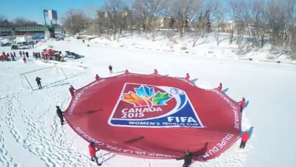 Kar üzerinde doyasıya futbol oynadılar