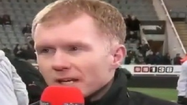 Paul Scholes'un kafasına top attılar...