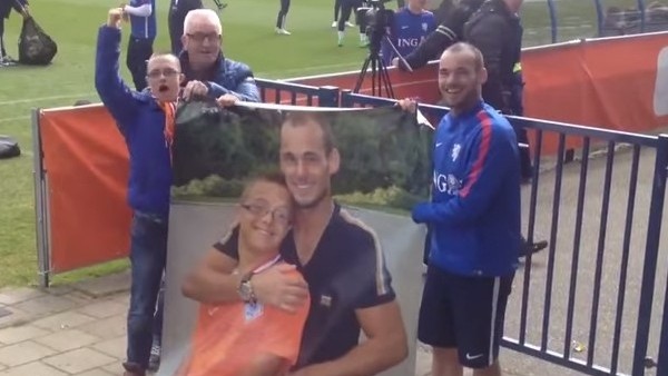 Sneijder'i ziyaret eden down sendromlu hayranı...