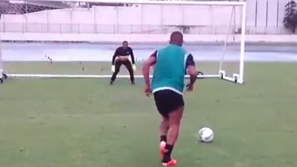 Böyle penaltı taktiği görmediniz!