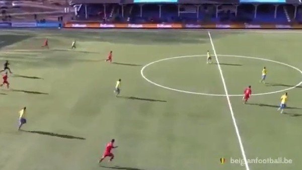 Orta Sahadan Kaleciyi Fena Avladı